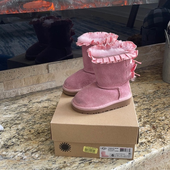 UGG Bailey Bow Ruffles size:6 - Picture 1 of 8